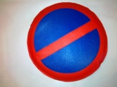 Дорожный знак «стоянка запрещена»