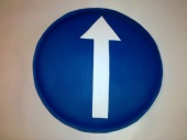 Дорожный знак «движение прямо»